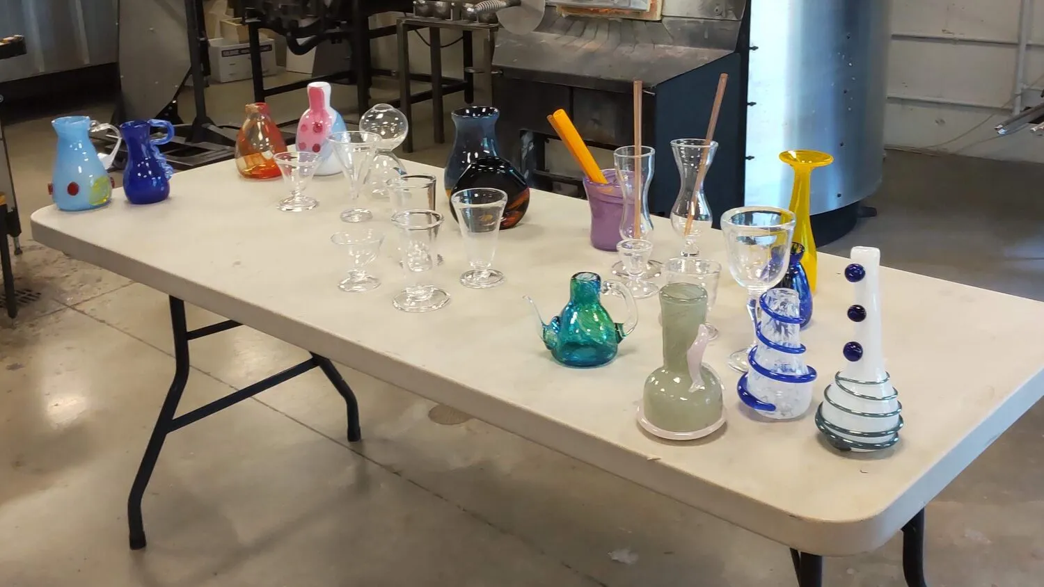 Akito Yamauchi shaping hot glass at the bench
